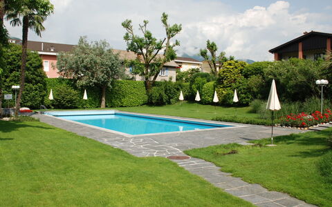 Sabrina App. 006: Piscina, Proprietà, Erba, Zona Residenziale, Backyard, Cortile, Immobiliare, Casa, Prato, Costruzione