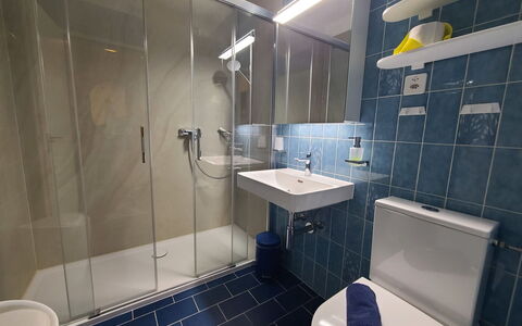 Sabrina App. 006: Bagno, Idraulico Fixture, Pavimentazione, Pavimento, Interior Design, Lavandino Del Bagno, Gabinetto, Lavello, Rubinetto, Idraulico