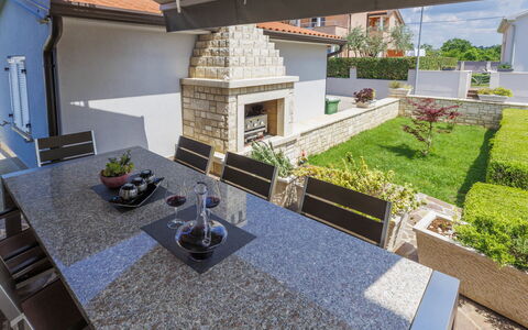 Umag 516: Pianta, Interior Design, Urban Design, Pavimentazione, Costruzione, Pavimento, Erba, Vaso Di Fiori, Paesaggio, Zona Residenziale
