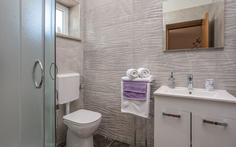 Legović: Specchio, Idraulico Fixture, Lavello, Proprietà, Fotografia, Rubinetto, Lavandino Del Bagno, Mobiletto Del Bagno, Bagno, Viola