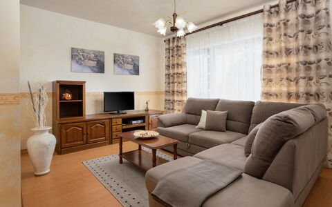 Legović: Soggiorno, Mobilia, Camera, Proprietà, Interior Design, Pavimento, Parete, Costruzione, Immobiliare, Tavolo
