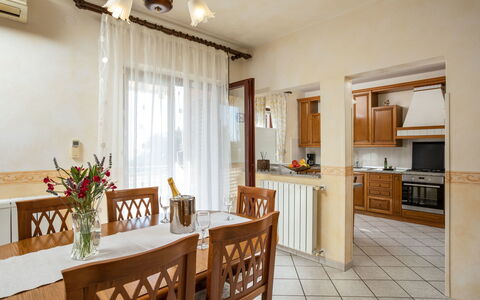Legović: Proprietà, Camera, Mobilia, Costruzione, Interior Design, Soffitto, Pavimento, Casa, Immobiliare, Cucina