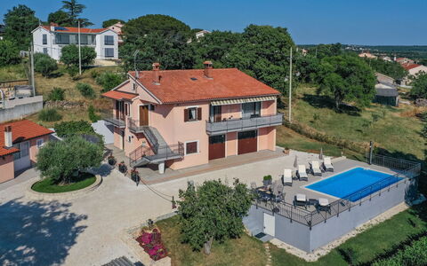 Legović: Proprietà, Casa, Immobiliare, Costruzione, Casa, Zona Residenziale, Cielo, Architettura, Quartiere, Estate