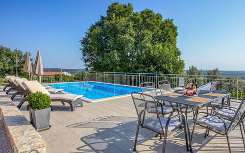 Legović: Proprietà, Immobiliare, Piscina, Mobilia, Costruzione, Casa, Casa, Estate, Terrazza, Tavolo