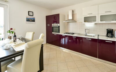 Milin 104.2: Camera, Controsoffitto, Proprietà, Mobilia, Cucina, Interior Design, Cabinetry, Costruzione, Pavimento, Piastrella