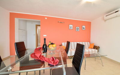 Milin 104.1: Camera, Proprietà, Rosso, Soffitto, Interior Design, Arancia, Casa, Soggiorno, Costruzione, Pavimento