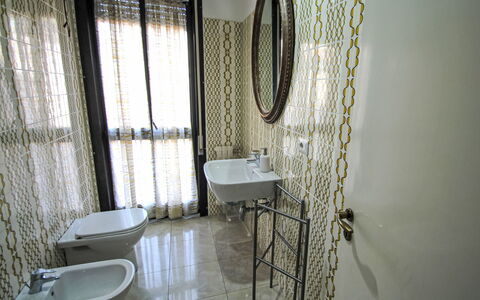 Caterina: Proprietà, Lavello, Costruzione, Idraulico Fixture, Finestra, Legna, Rubinetto, Tenda, Lavandino Del Bagno, Bagno