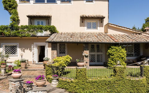 Rocca di Papa 102: Finestra, Casa, Casa, Zona Residenziale, Arbusto, Tetto, Porta, Villetta, Giardino