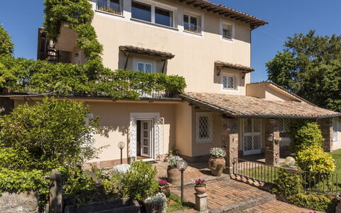 Rocca di Papa 102: Finestra, Casa, Zona Residenziale, Casa, Arbusto, Tetto, Porta, Villetta, Balcone