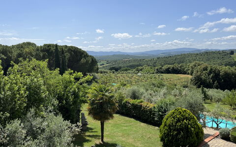 Gli Appartamenti Di Manuela: Pianta, Nube, Cielo, Paesaggio Naturale, Lotto, Albero, Hedge, Erba, Pascolo, Groundcover