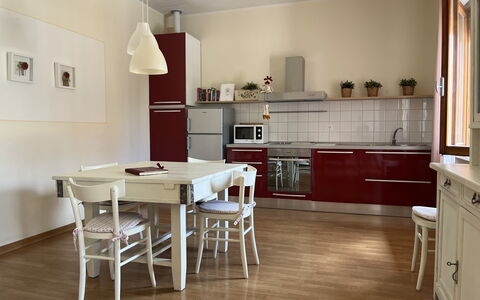 Gli Appartamenti Di Manuela: Cabinetry, Mobilia, Proprietà, Tavolo, Interior Design, Controsoffitto, Legna, Sedia, Cassetto, Pavimentazione