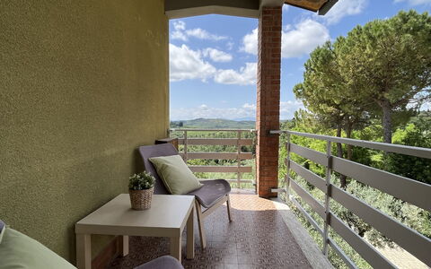 Gli Appartamenti Di Manuela: Legna, Mobili Da Esterno, Sedia, Color Legno, Portico, Latifoglie, Shade, Balcone, Eco Hotel, Bracciolo