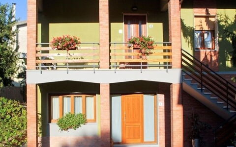 Gli Appartamenti Di Manuela: Casa, Proprietà, Costruzione, Casa, Portico, Architettura, Facciata, Immobiliare, Zona Residenziale, Tetto