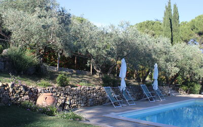 Gli Appartamenti Di Manuela: Piscina, Shade, Ricorrere, Backyard, Hacienda, Landscaping, Eco Hotel, Villa, Mobili Da Esterno, Agriturismo