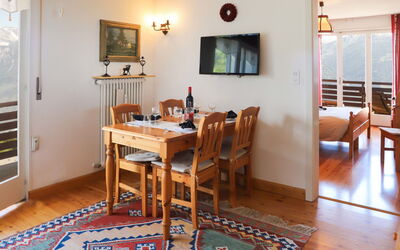 Europa Est 2 Apt 83 639.1: Cornice, Mobilia, Proprietà, Tavolo, Legna, Interior Design, Soggiorno, Pavimento, Pavimentazione, Latifoglie