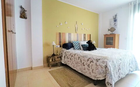 La Platja: Camera Da Letto, Mobilia, Letto, Camera, Proprietà, Interior Design, Parete, Telaio Del Letto, Pavimento, Lenzuolo