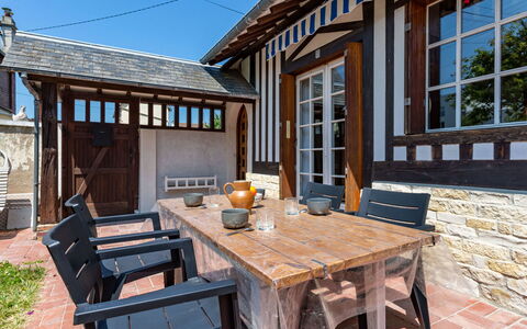 Petit Champ: Tavolo, Mobilia, Proprietà, Finestra, Costruzione, Cielo, Legna, Interior Design, Pianta, Mobili Da Esterno