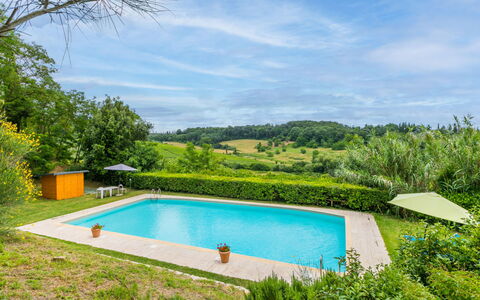 Castellina in Chianti 975: Acqua, Pianta, Cielo, Nube, Proprietà, Piscina, Azzurro, Albero, Rettangolo, Paesaggio Naturale
