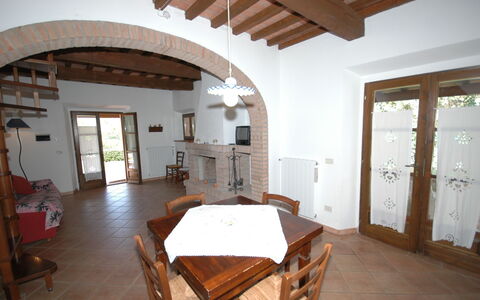 Poderino: Proprietà, Camera, Costruzione, Casa, Soffitto, Pavimento, Immobiliare, Mobilia, Interior Design, Villa