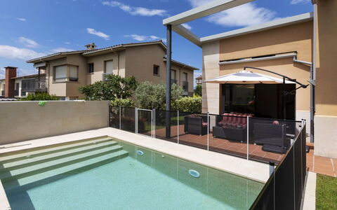 Volca: Cielo, Acqua, Proprietà, Costruzione, Nube, Pianta, Piscina, Finestra, Shade, Architettura