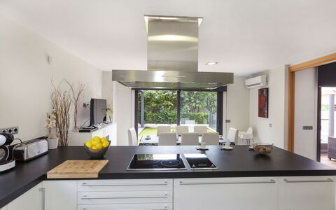 Volca: Cabinetry, Proprietà, Mobilia, Controsoffitto, Lavello, Lavandino Della Cucina, Rubinetto, Cucina, Interior Design, Illuminazione