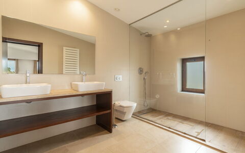 Can Toni: Pavimentazione, Pavimento, Interior Design, Parete, Legna, Soffitto, Idraulico Fixture, Bagno, Illuminazione, Marrone