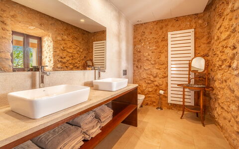Can Toni: Idraulico Fixture, Lavandino Del Bagno, Pavimentazione, Parete, Bagno, Lavello, Interior Design, Legna, Pavimento, Rubinetto
