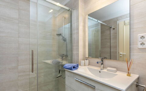 Cala Montero i: Bagno, Idraulico Fixture, Pavimentazione, Pavimento, Interior Design, Lavandino Del Bagno, Lavello, Mobiletto Del Bagno, Specchio, Rubinetto