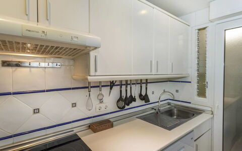 Cala Montero i: Cucina, Controsoffitto, Apparecchio Major, Elettrodomestico Da Cucina, Pavimentazione, Interior Design, Lavandino Della Cucina, Cabinetry, Idraulico Fixture, Cucina Stufa