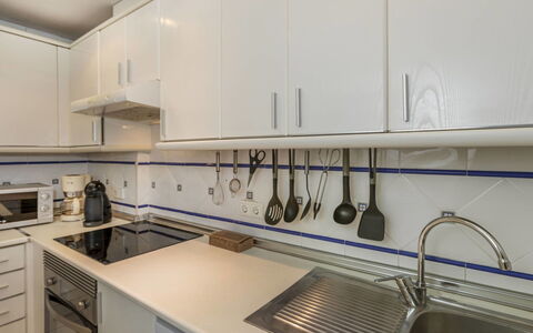 Cala Montero i: Cucina, Controsoffitto, Elettrodomestico Da Cucina, Apparecchio Major, Pavimentazione, Interior Design, Cabinetry, Lavandino Della Cucina, Idraulico Fixture, Lavello