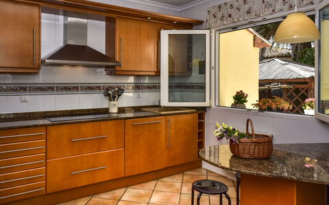 Villa Buena Vida: Controsoffitto, Cabinetry, Mobilia, Camera, Cucina, Proprietà, Interior Design, Costruzione, Pavimento, Piastrella