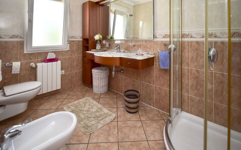 Villa Buena Vida: Bagno, Proprietà, Camera, Piastrella, Interior Design, Pavimento, Immobiliare, Costruzione, Idraulico Fixture, Casa