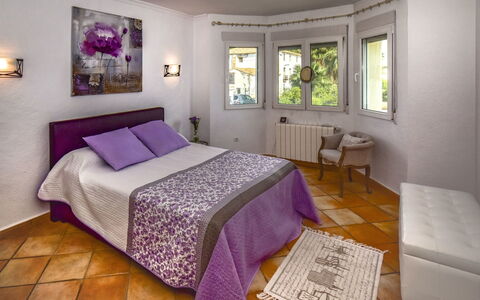 Villa Buena Vida: Camera Da Letto, Lenzuolo, Letto, Mobilia, Camera, Bedding, Viola, Proprietà, Telaio Del Letto, Interior Design