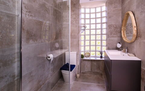 Villa Alta Vista: Specchio, Rubinetto, Idraulico Fixture, Lavello, Lavandino Del Bagno, Bagno, Viola, Interior Design, Casa, Pavimento