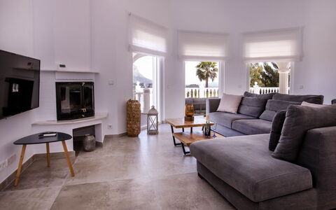 Villa Alta Vista: Divano, Tavolo, Cornice, Interior Design, Soggiorno, Pianta Della Casa, Pavimentazione, Pavimento, Legna, Comfort