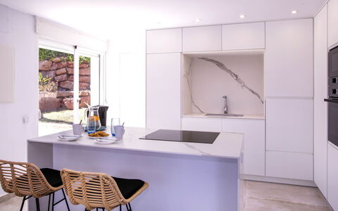 Villa Alta Vista: Cabinetry, Mobilia, Proprietà, Controsoffitto, Tavolo, Legna, Sedia, Architettura, Cucina, Pavimentazione