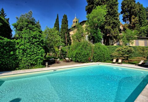 Montegufoni: Piscina, Proprietà, Paesaggio Naturale, Immobiliare, Erba, Casa, Acqua, Estate, Albero, Tempo Libero