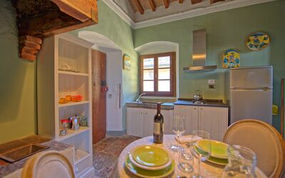 Torre 2: Proprietà, Mobilia, Cabinetry, Finestra, Interior Design, Legna, Architettura, Lavello, Cucina, Tavola
