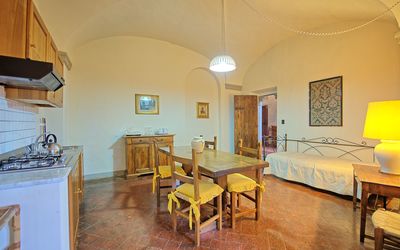 Montegufoni 3: Camera, Proprietà, Costruzione, Giallo, Interior Design, Mobilia, Immobiliare, Casa, Pavimento, Tavolo