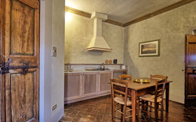 Cupola: Mobilia, Cabinetry, Tavolo, Controsoffitto, Cucina, Legna, Interior Design, Architettura, Color Legno, Pavimentazione