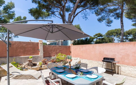 Anaisim: Tavolo, Mobilia, Cielo, Pianta, Costruzione, Sedia, Azzurro, Shade, Albero, Ombrello