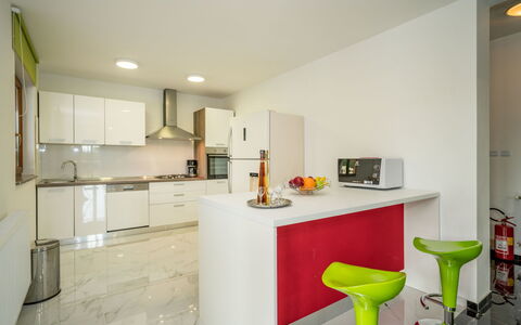 Villa Frankovići: Proprietà, Camera, Interior Design, Giallo, Mobilia, Costruzione, Cucina, Casa, Immobiliare, Cabinetry