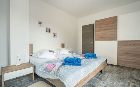 Villa Frankovići: Camera Da Letto, Mobilia, Camera, Letto, Proprietà, Lenzuolo, Interior Design, Telaio Del Letto, Pavimento, Parete
