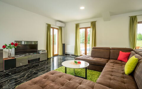 Villa Frankovići: Camera, Mobilia, Proprietà, Interior Design, Costruzione, Soggiorno, Casa, Tavolo, Immobiliare, Pavimento
