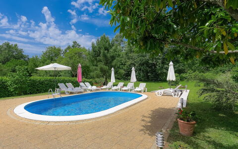 Lucija: Acqua, Pianta, Nube, Cielo, Piscina, Albero, Vaso Di Fiori, Tempo Libero, Erba, Costruzione