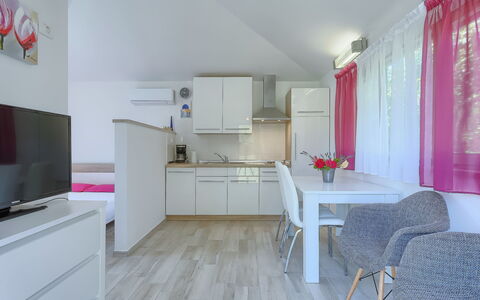 Lucija: Proprietà, Camera, Interior Design, Mobilia, Costruzione, Pavimento, Casa, Architettura, Immobiliare, Cucina