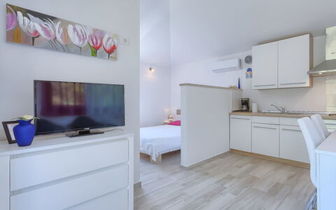 Lucija: Mobilia, Camera, Proprietà, Interior Design, Pavimento, Letto, Camera Da Letto, Costruzione, Parete, Casa