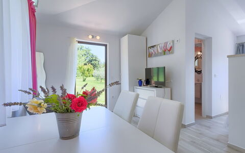 Lucija: Proprietà, Camera, Interior Design, Costruzione, Pavimento, Casa, Mobilia, Immobiliare, Soffitto, Casa