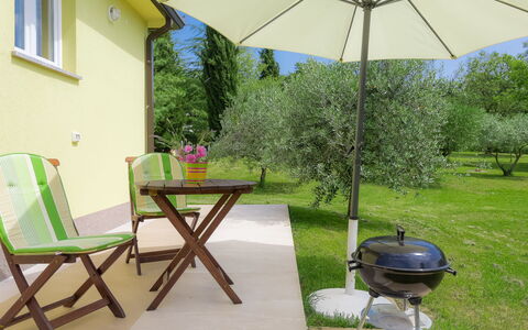 Lucija: Pianta, Proprietà, Tavolo, Ombrello, Verde, Costruzione, Albero, Shade, Mobili Da Esterno, Interior Design
