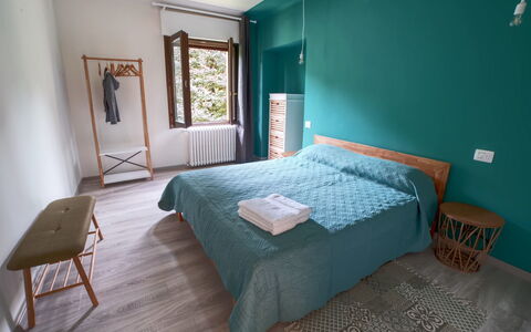 La Furnaseta: Camera Da Letto, Letto, Mobilia, Camera, Proprietà, Lenzuolo, Blu, Telaio Del Letto, Verde, Interior Design